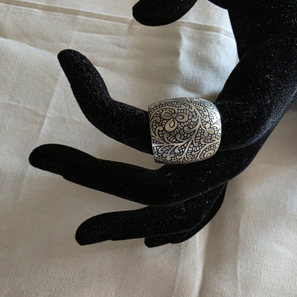 Elegant Silver Floral Ring